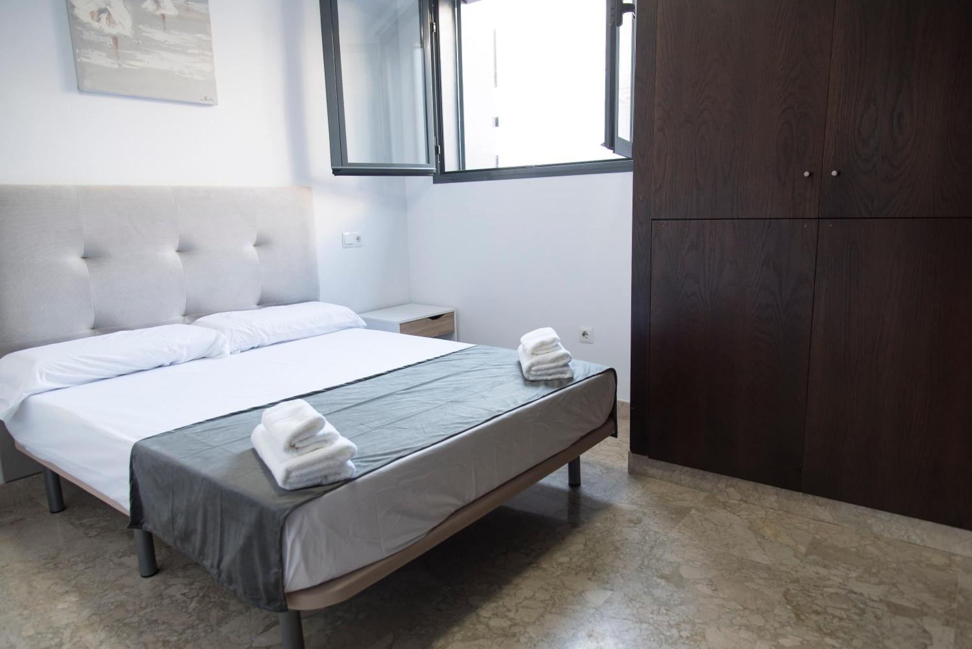 Free Parking Duplex Sevilla Bagian luar foto